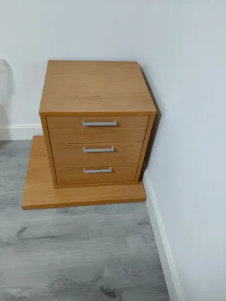 Mesita de noche de madera