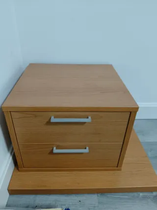 Mesita de noche de madera