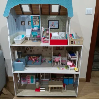 Casa de muñecas de madera