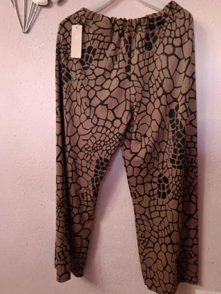 Conjunto camisola y pantalón estampado roca