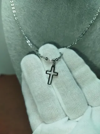 Collar con colgante de cruz plateado