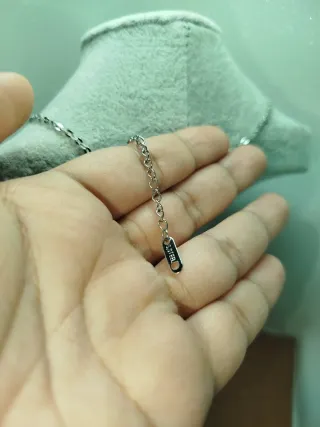 Collar con colgante de cruz plateado