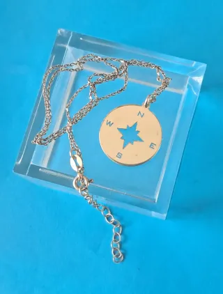 Collar de plata ley con colgante brújula