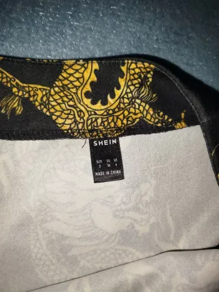 Falda negra con estampado de dragones dorados