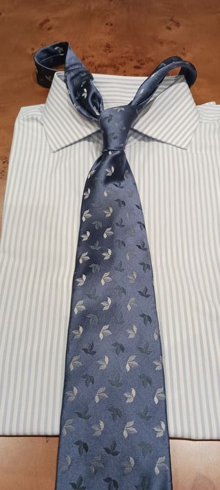 CORBATA LOEWE, SEDA NATURAL, AZUL, BORDADO HOJAS.