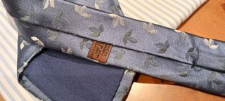 CORBATA LOEWE, SEDA NATURAL, AZUL, BORDADO HOJAS.