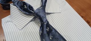 CORBATA LOEWE, SEDA NATURAL, AZUL, BORDADO HOJAS.