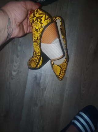 Zapatos de tacón amarillos con estampado de serpie