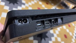 PS4 Slim 1 TB + Mando DualShoc - Muy cuidada