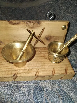 Antiguo morteros bronce mazizo y soporte rústico