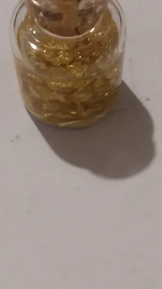 Botella con oro 23k en escamas