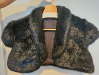 Cuello de pelo marrón y negro