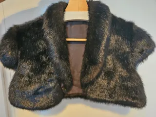 Cuello de pelo marrón y negro