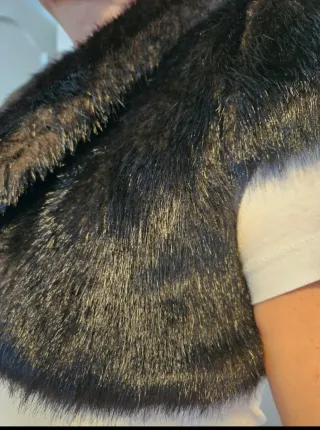 Cuello de pelo marrón y negro