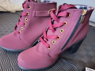 Botines burdeos con cordones y cremallera