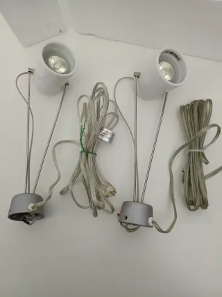 Lámparas de mesa blancas y grises