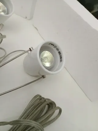 Lámparas de mesa blancas y grises