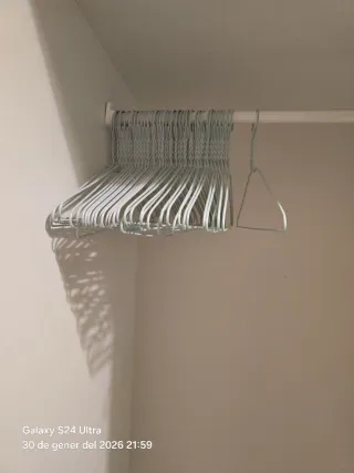 Lote de perchas metálicas plateadas, 50 perchas