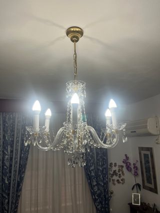 Lámpara de araña de cristal y metal