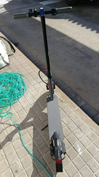 Patinete eléctrico gris