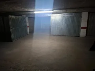 Se alquila cochera cerrada para dos vehículos.