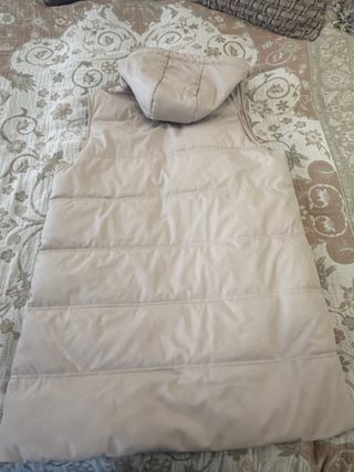 Chaleco efecto piel con gorro Talla L