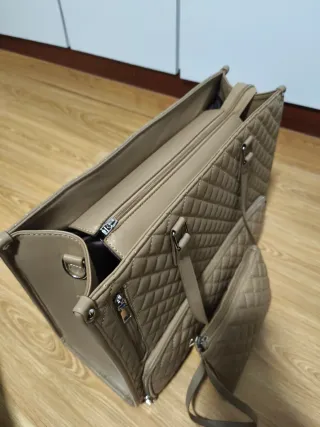 Bolso de trabajo con nevera incorporada.