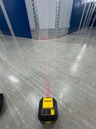Nivel Láser Stanley con Soporte