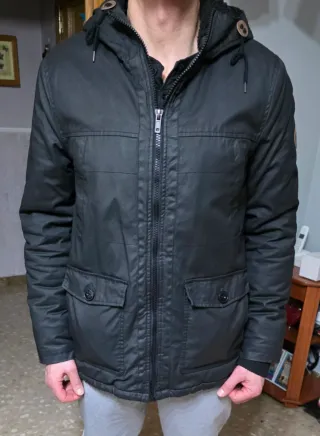 Abrigo negro con capucha