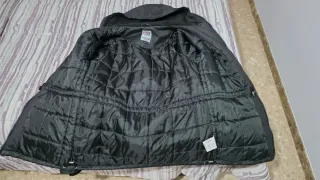 Abrigo negro con capucha