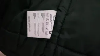 Abrigo negro con capucha