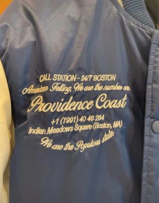 Cazadora universitaria Pull&Bear azul y blanca