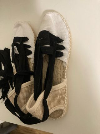 Alpargatas blancas con cordones negros