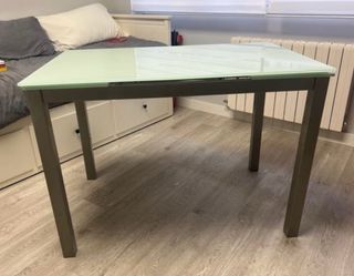 Tavolo in vetro con 4 sedie in regalo