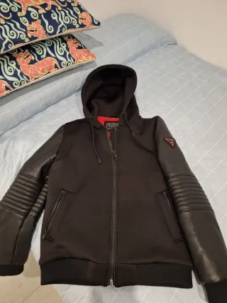 Cazadora Biker Guess Negra y Roja