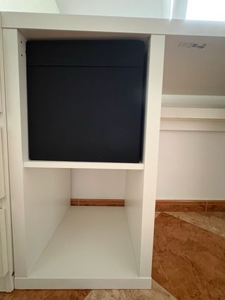 Escritorio blanco con cubos de almacenaje