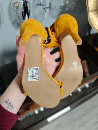 Sandalias mostaza con volantes