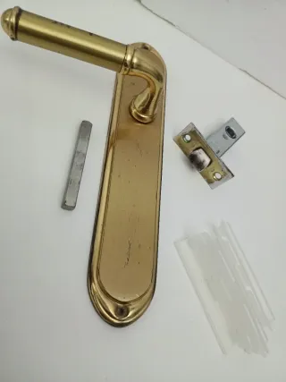 Pomo de puerta latón con accesorios