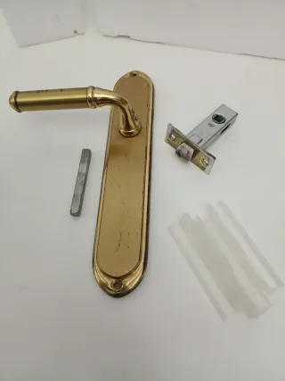 Pomo de puerta latón con accesorios