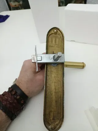 Pomo de puerta latón con accesorios