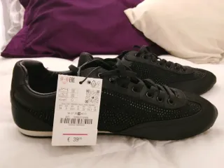 Zapatillas negras con brillos