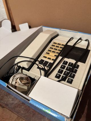 Teléfono antiguo beige