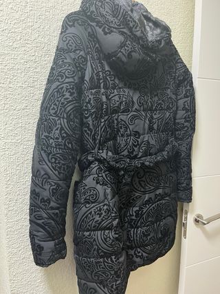 Abrigo Desigual negro estampado