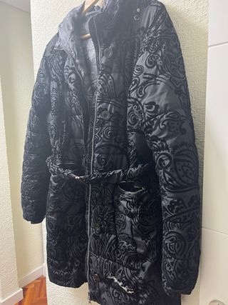 Abrigo Desigual negro estampado