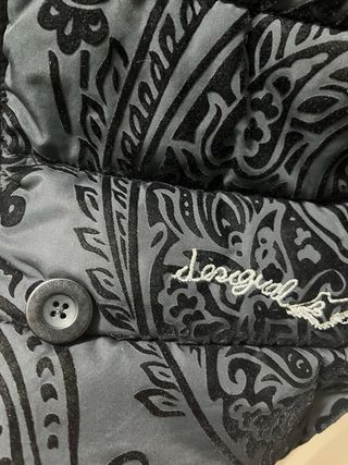 Abrigo Desigual negro estampado
