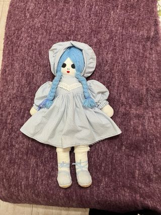Muñeca de trapo azul con vestido