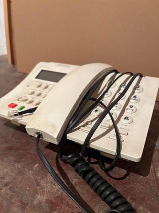 Teléfono fijo beige con cable