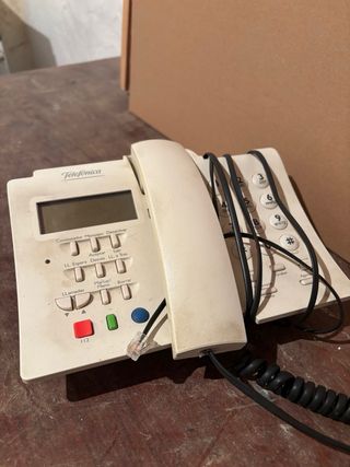 Teléfono fijo beige con cable