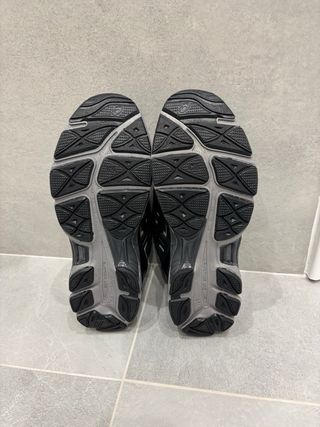 Asics negras y grises