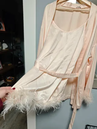 Bata y camisón con plumas